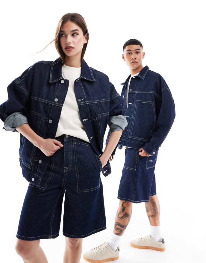 ASOS DESIGN - Unisex-Jeansjacke in blauer Rinse-Waschung mit Kontrastnähten in Oversize-Passform von ASOS DESIGN