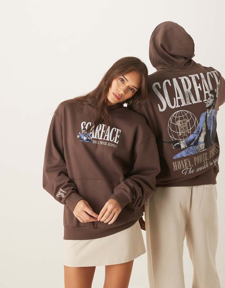 ASOS DESIGN - Unisex-Kapuzenpullover im Relaxed Fit in Braun mit „Scarface"-Print-Brown von ASOS DESIGN