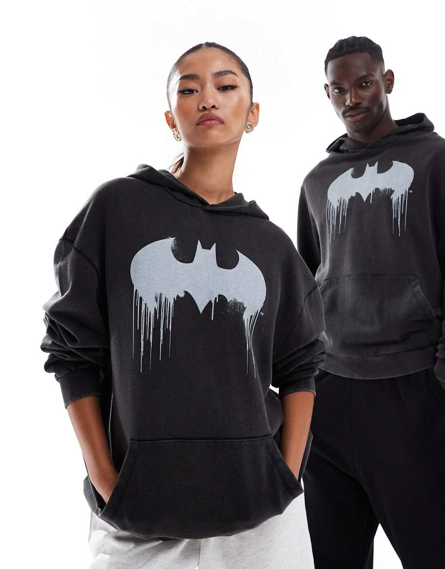 ASOS DESIGN - Unisex-Kapuzenpullover in verwaschenem Schwarz mit Oversize-Schnitt und „Batman"-Print von ASOS DESIGN