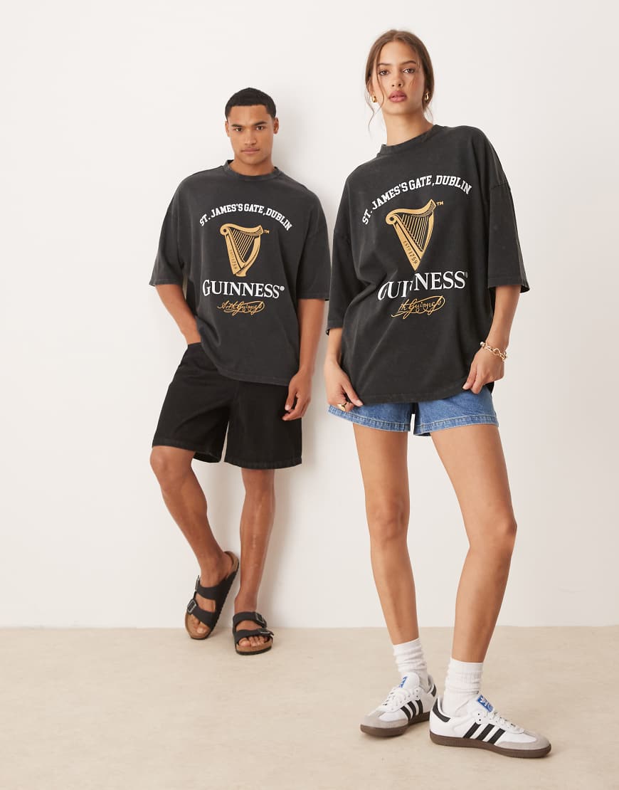 ASOS DESIGN - Unisex - Oversize-T-Shirt in verwaschenem Schwarz mit „Guinness"-Prints von ASOS DESIGN