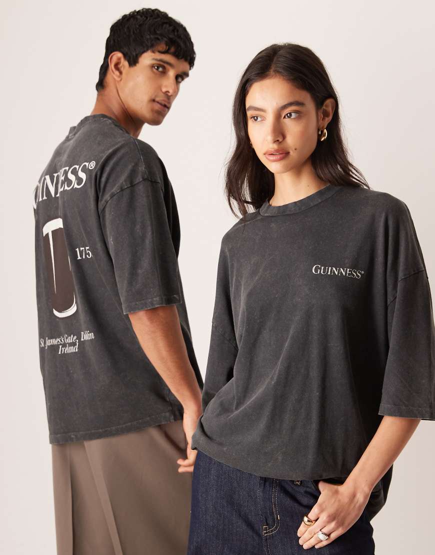 ASOS DESIGN - Unisex - Oversize-T-Shirt in verwaschenem Schwarz mit „Guinness"-Prints von ASOS DESIGN
