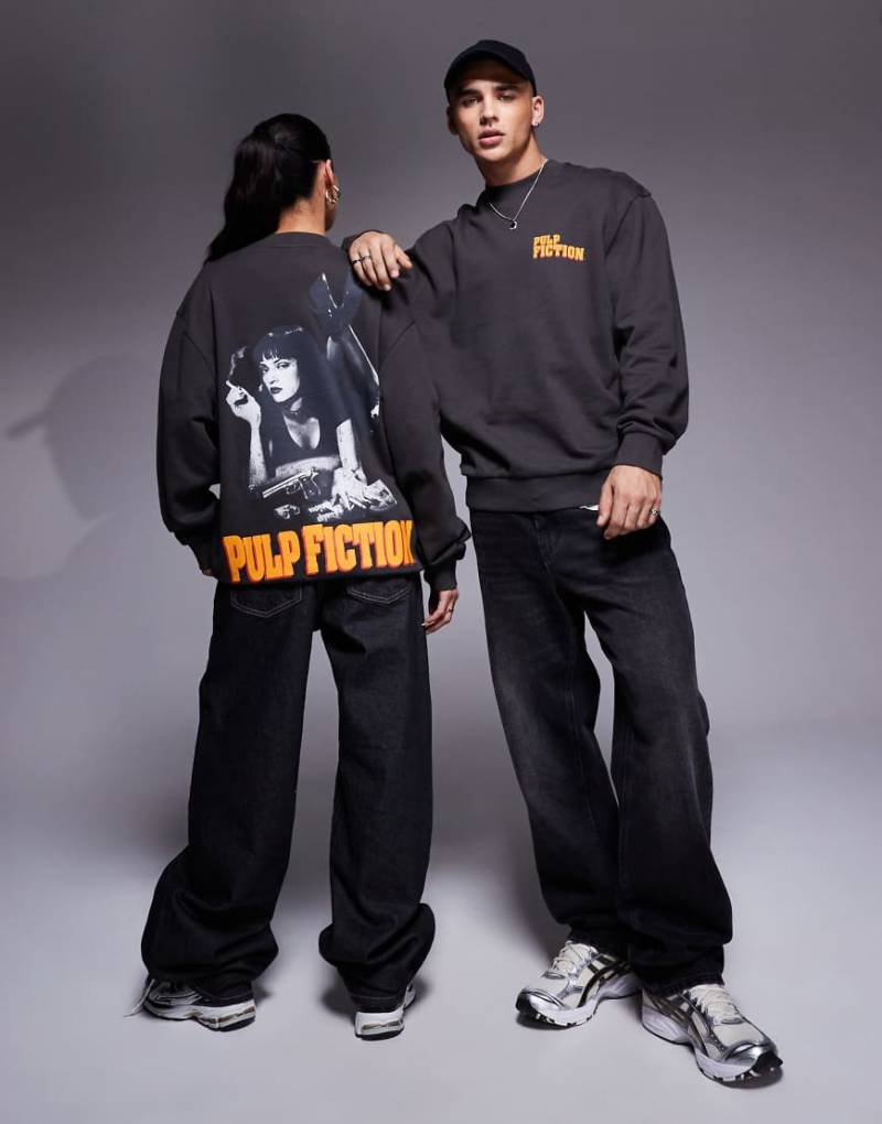 ASOS DESIGN - Unisex-Sweatshirt in Anthrazit mit Oversize-Schnitt und „Pulp Fiction"-Prints-Schwarz von ASOS DESIGN