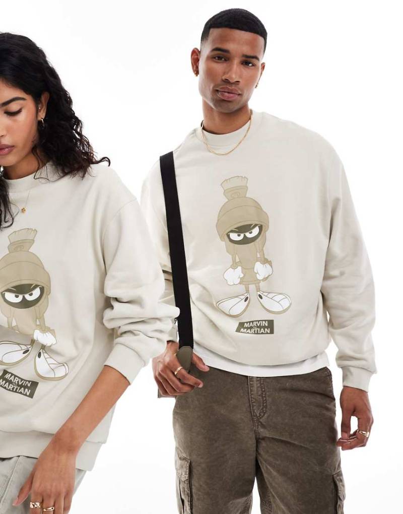 ASOS DESIGN - Unisex-Sweatshirt in Stone mit Oversize-Passform und Looney Tunes Print mit Marvin dem Marsmensch-Neutral von ASOS DESIGN