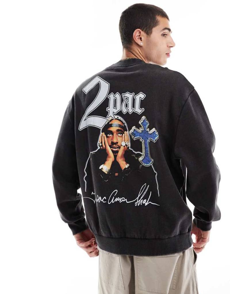 ASOS DESIGN - Unisex-Sweatshirt in verwaschenem Schwarz mit lizenzierten „Tupac"-Prints und Oversize-Schnitt von ASOS DESIGN