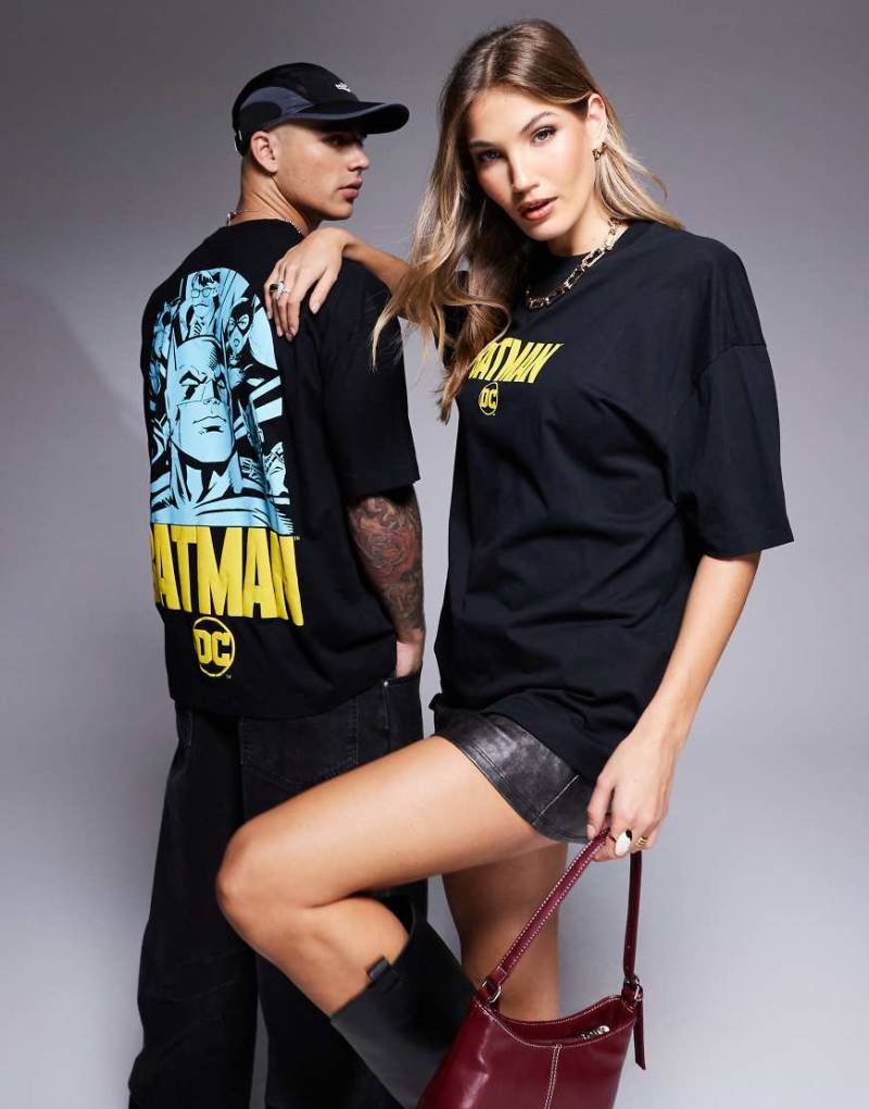 ASOS DESIGN - Unisex-T-Shirt in Schwarz mit „Batman"-Schaumdruck und Oversize-Passform von ASOS DESIGN