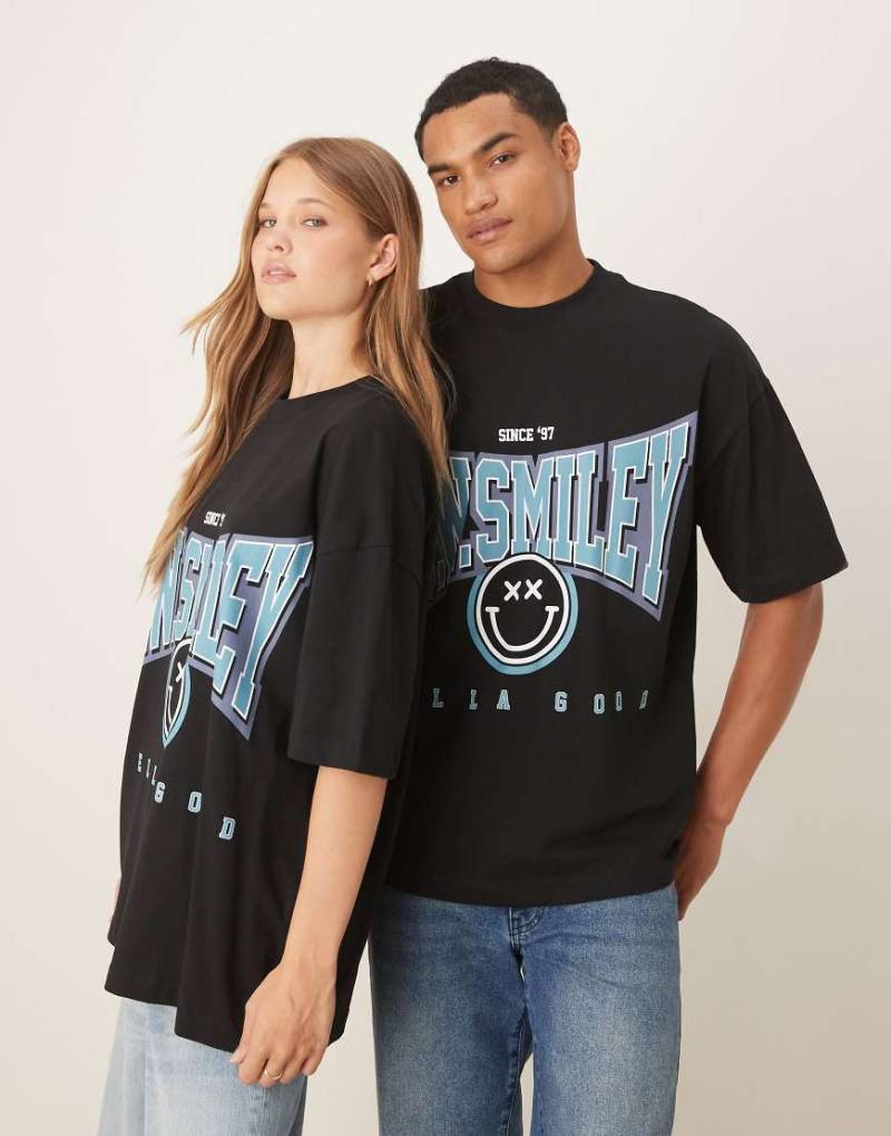 ASOS DESIGN - Unisex-T-Shirt in Schwarz mit „Smile"-Print und Oversize-Schnitt von ASOS DESIGN