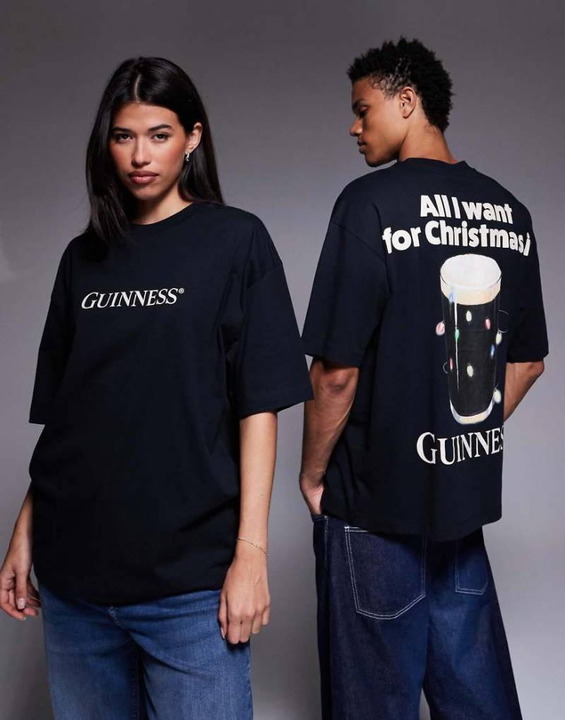 ASOS DESIGN - Unisex-T-Shirt in Schwarz mit Weihnachts-„Guinness"-Print und Oversize-Passform von ASOS DESIGN