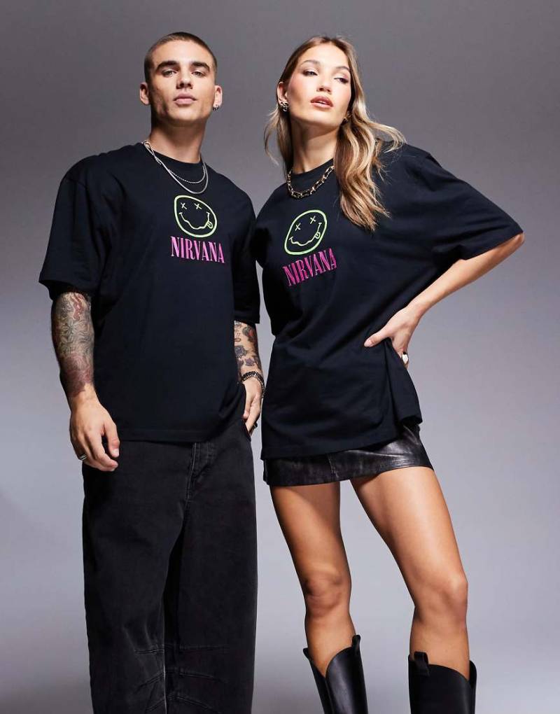 ASOS DESIGN - Unisex-T-Shirt in Schwarz mit lizenzierten Nirvana-Prints und Oversize-Passform von ASOS DESIGN