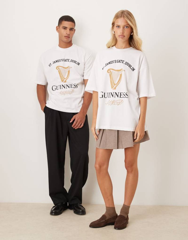 ASOS DESIGN - Unisex-T-Shirt in Weiß mit „Guinness"-Vintage-Prints und Oversize-Schnitt von ASOS DESIGN