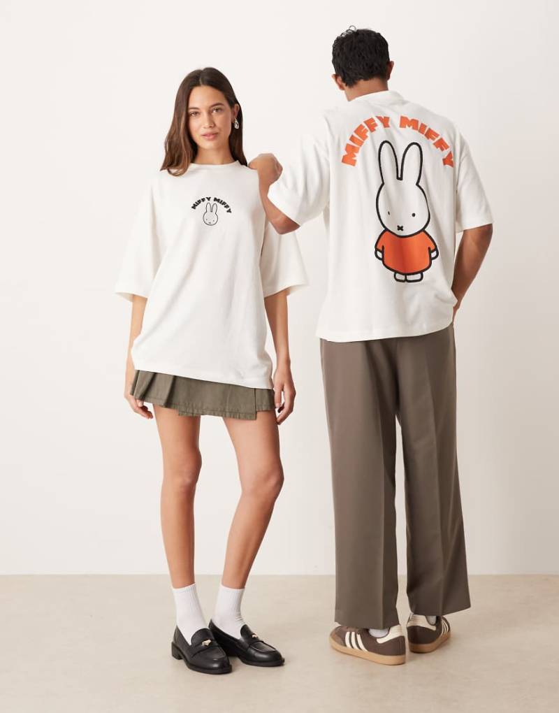 ASOS DESIGN - Unisex-T-Shirt in Weiß mit „Miffy"-Print und Oversize-Schnitt sowie Struktur von ASOS DESIGN