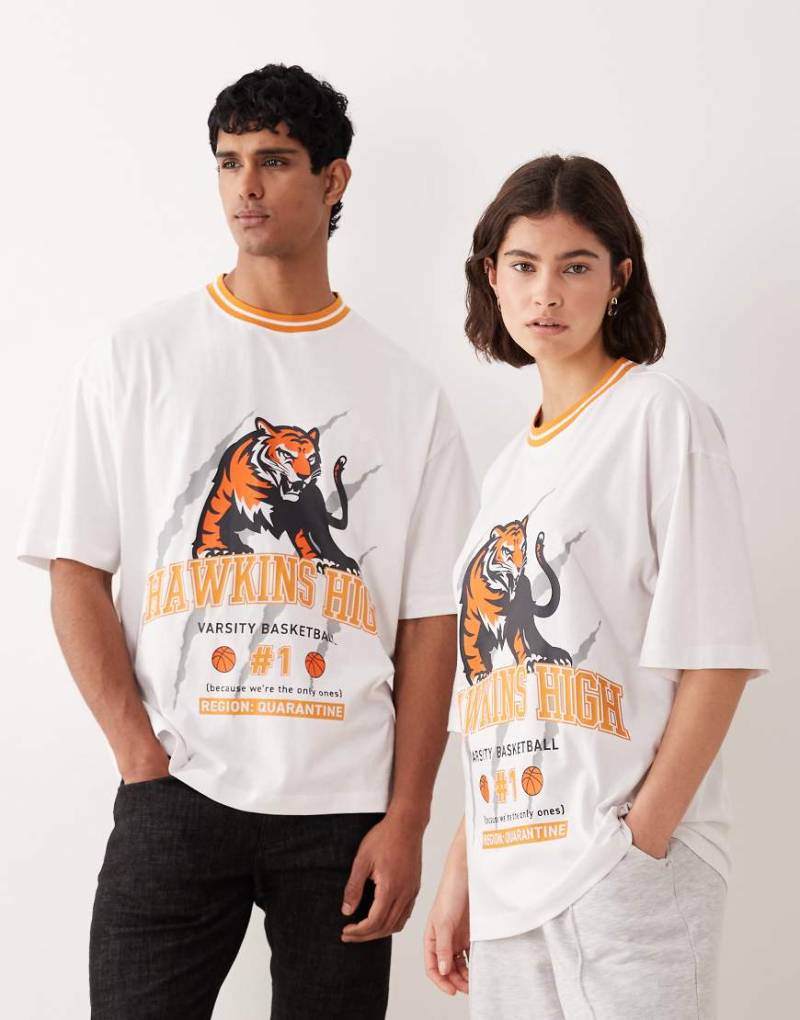 ASOS DESIGN - Unisex-T-Shirt in Weiß mit Oversize-Passform und „Stranger Things"-College-Prints von ASOS DESIGN