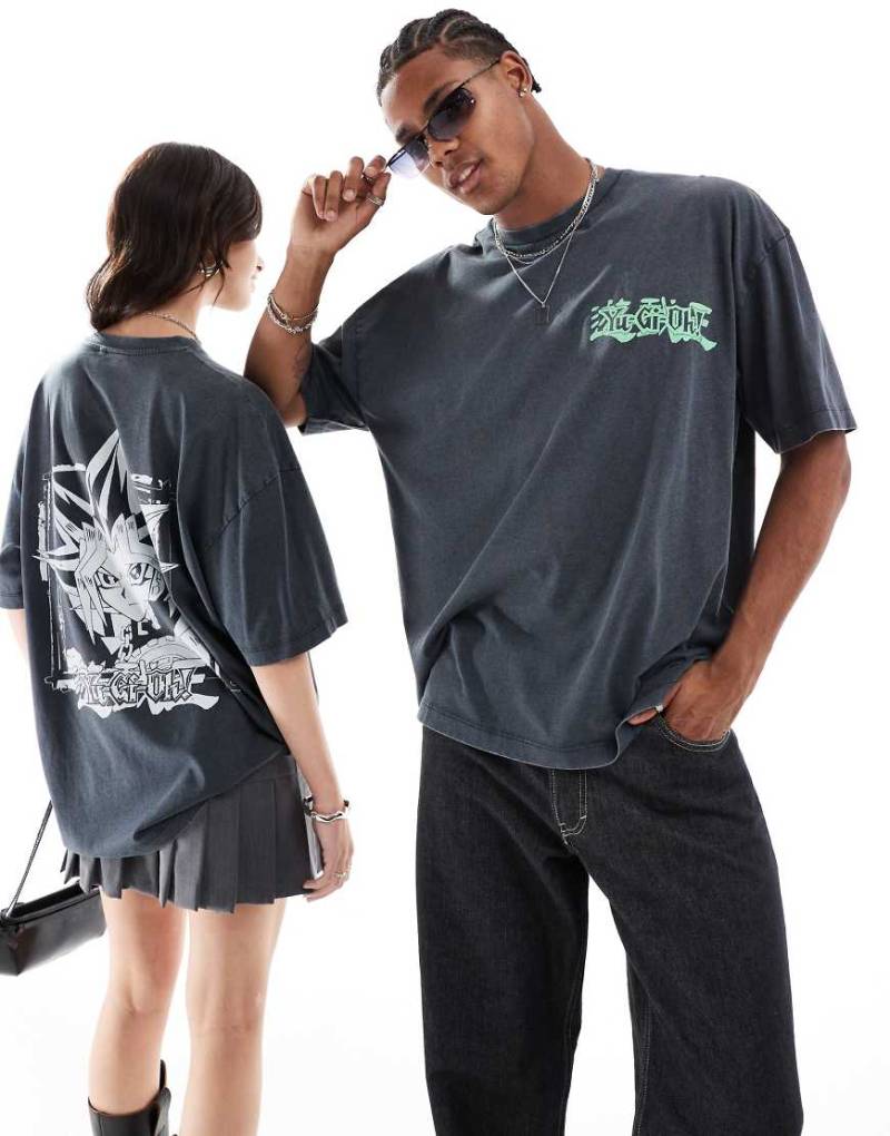 ASOS DESIGN - Unisex-T-Shirt in verwaschenem Schwarz mit „Yu-Gi-Oh"-Prints und Oversize-Passform von ASOS DESIGN