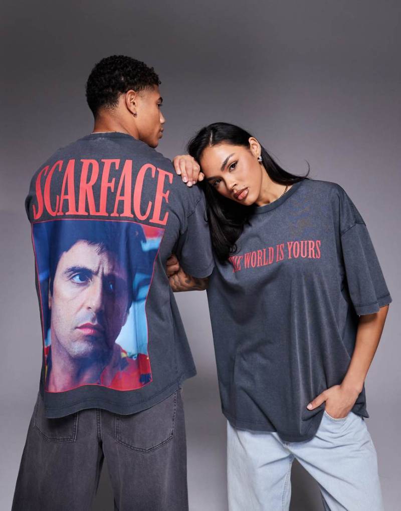 ASOS DESIGN - Unisex-T-Shirt in verwaschenem Schwarz mit Oversize-Schnitt und „Scarface"-Prints von ASOS DESIGN