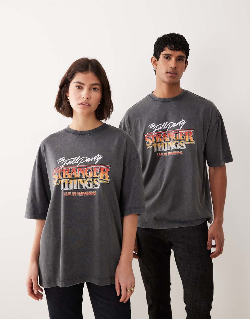 ASOS DESIGN - Unisex-T-Shirt in verwaschenem Schwarz mit Oversize-Schnitt und „Stranger Things"-Retroprint von ASOS DESIGN