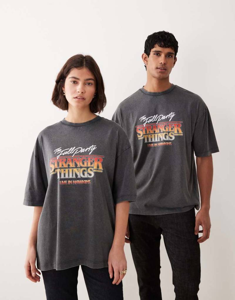 ASOS DESIGN - Unisex-T-Shirt in verwaschenem Schwarz mit Oversize-Schnitt und „Stranger Things"-Retroprint von ASOS DESIGN