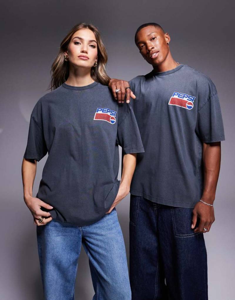 ASOS DESIGN - Unisex-T-Shirt in verwaschenem Schwarz mit Oversize-Schnitt und lizenzierten „Pepsi"-Prints von ASOS DESIGN