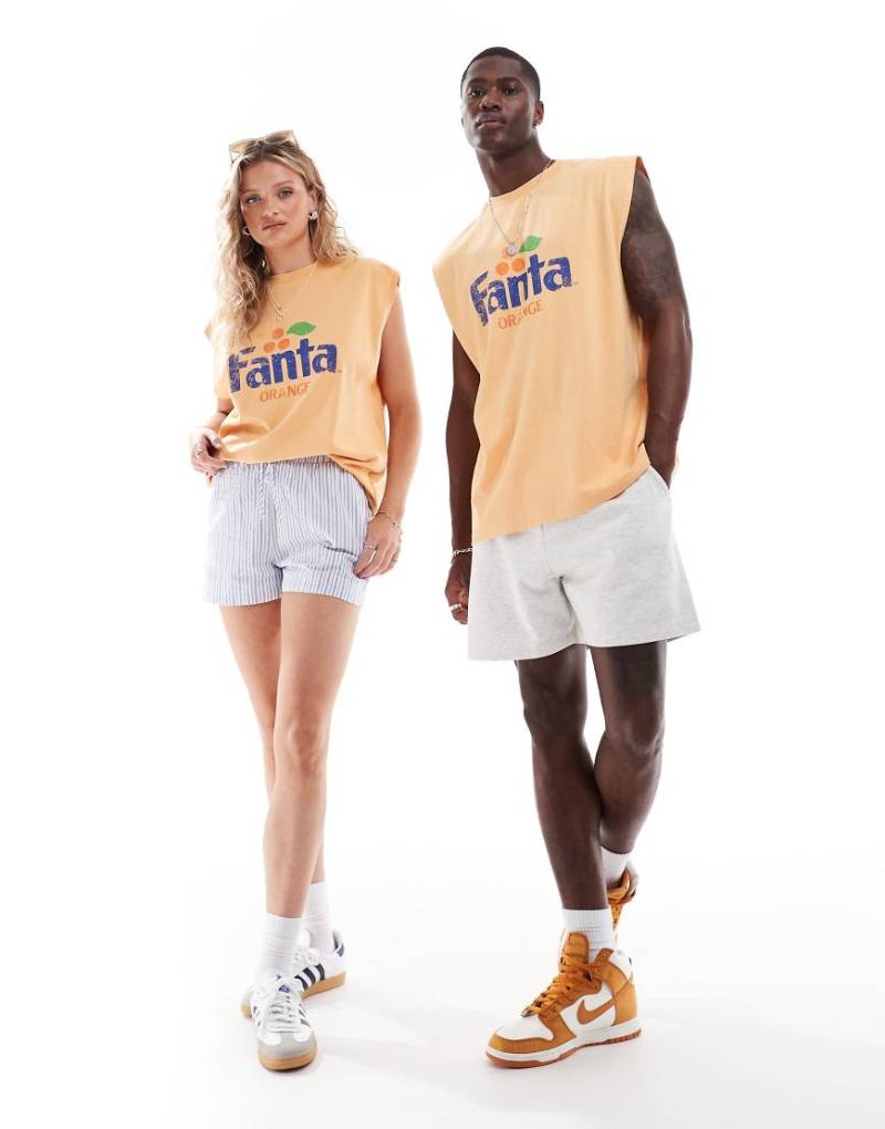 ASOS DESIGN - Unisex-Trägertop in verwaschenem Orange mit Oversize-Schnitt und lizenziertem „Fanta Logo"-Print von ASOS DESIGN