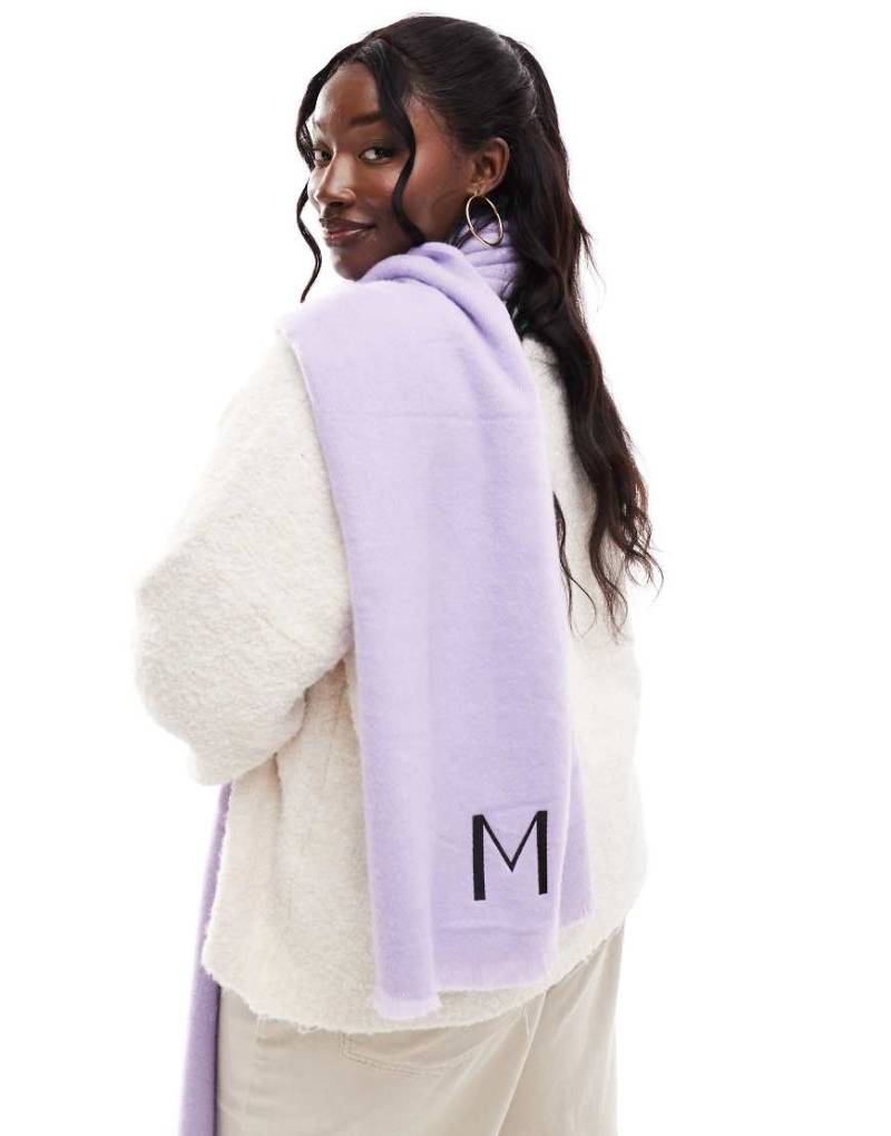 ASOS DESIGN - Unversäuberter Schal in Lila mit „M"-Initialenmonogramm von ASOS DESIGN