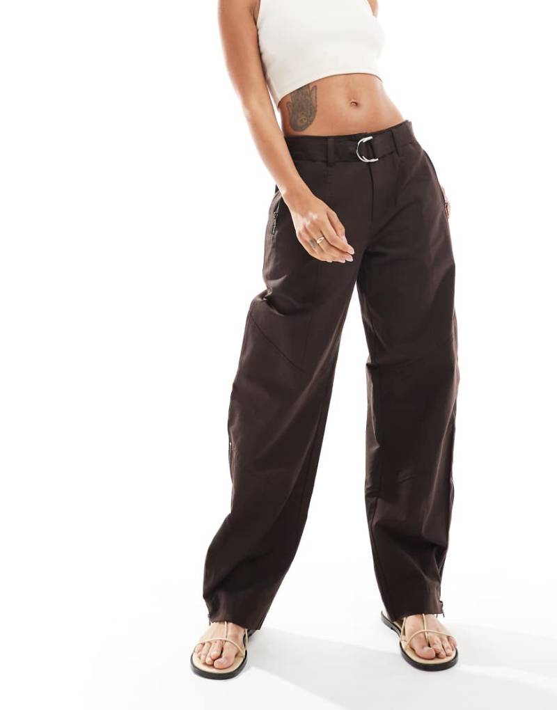 ASOS DESIGN - Utility-Hose in verwaschenem Schokobraun mit Gürtel und Reißverschluss von ASOS DESIGN