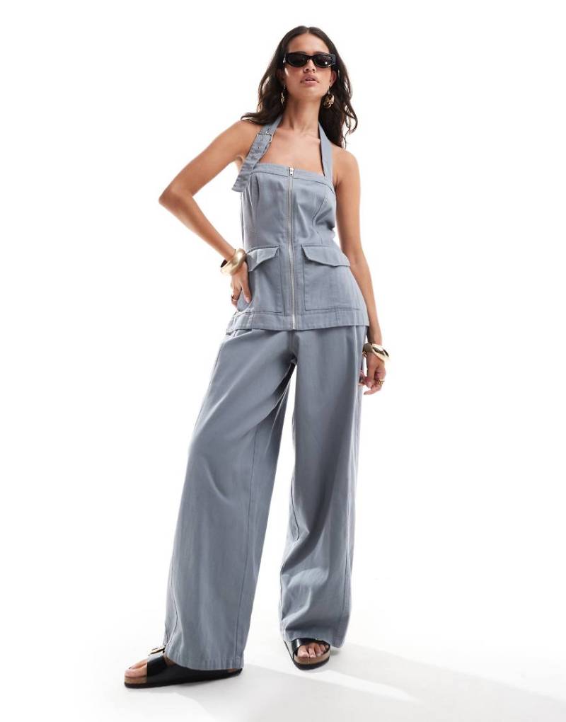 ASOS DESIGN -Utility-Jumpsuit aus Twill in Grau mit Neckholder-Träger von ASOS DESIGN