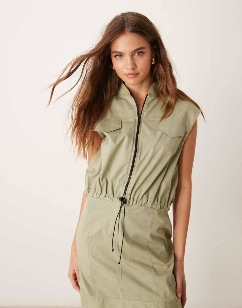 ASOS DESIGN - Utility-Minikleid in Khaki mit durchgehendem Reißverschluss-Neutral von ASOS DESIGN