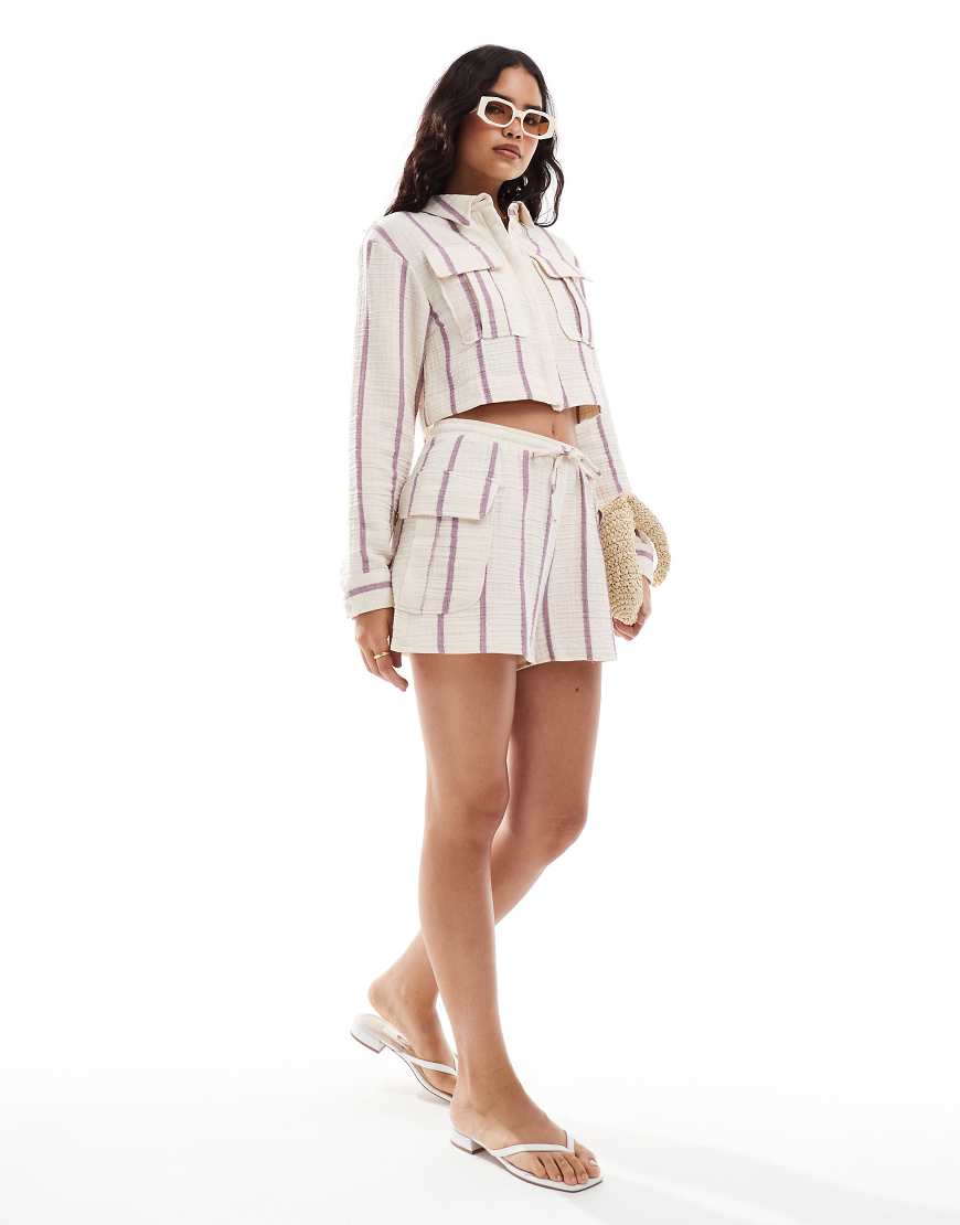 ASOS DESIGN - Utility-Shorts in Leinenoptik mit lila Streifen, Kombiteil-Bunt ASOS DESIGN - Utility-Shorts in Leinenoptik mit lila Streifen, Kombiteil-Bunt von ASOS DESIGN