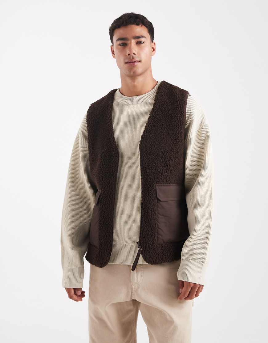 ASOS DESIGN - Utility-Weste aus Teddyfell in Braun von ASOS DESIGN