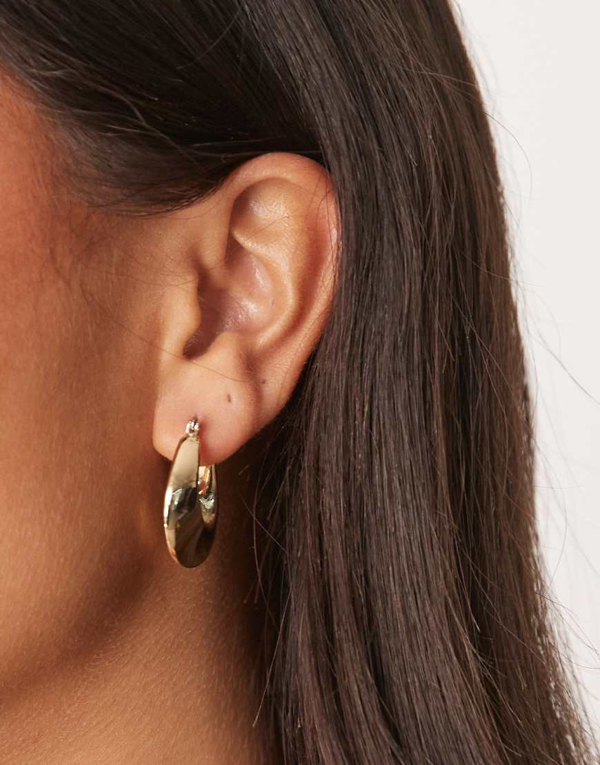 ASOS DESIGN - Verdrehte Ohrringe in Goldoptik-Goldfarben von ASOS DESIGN