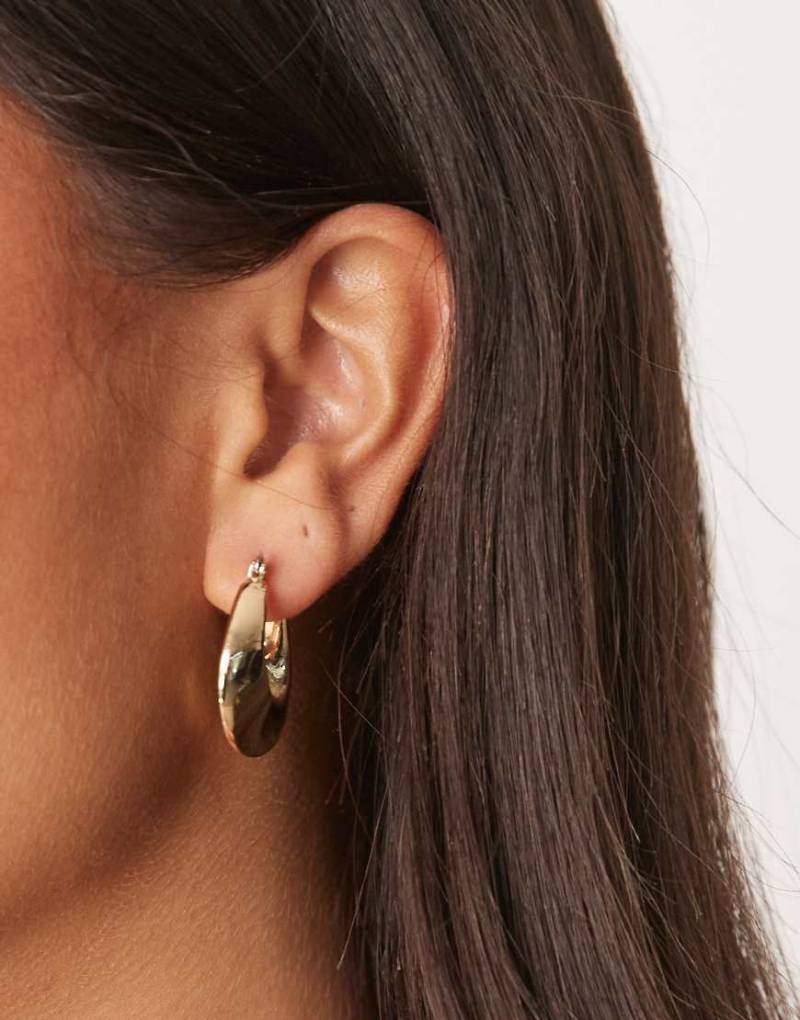 ASOS DESIGN - Verdrehte Ohrringe in Goldoptik-Goldfarben von ASOS DESIGN