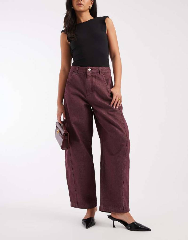 ASOS DESIGN - Verkürzte Barrel-Jeans in Pflaume-Rot von ASOS DESIGN