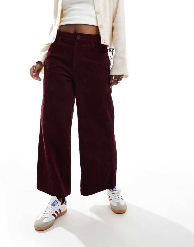 ASOS DESIGN - Cropped Cordhose in dunklem Kirschrot mit weitem Bein von ASOS DESIGN