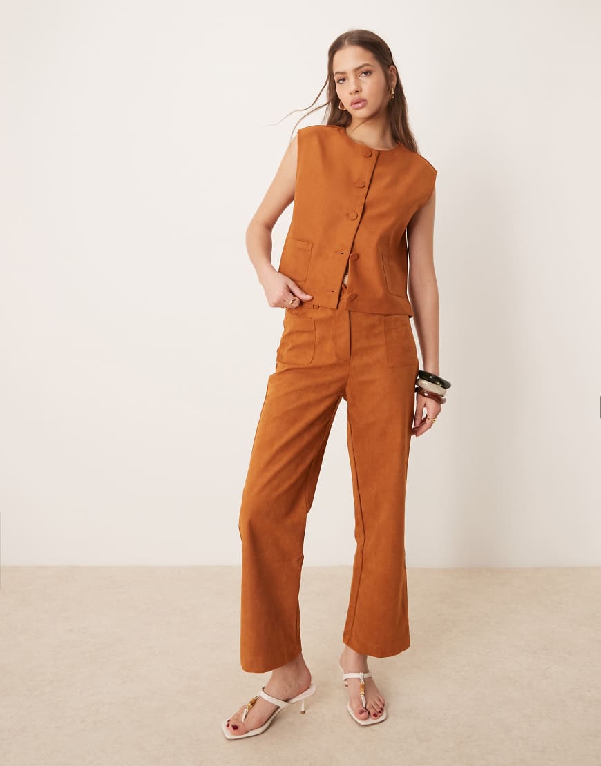 ASOS DESIGN - Cropped-Hose aus Wildlederimitat in Hellbraun mit geradem Schnitt, Kombiteil-Neutral von ASOS DESIGN