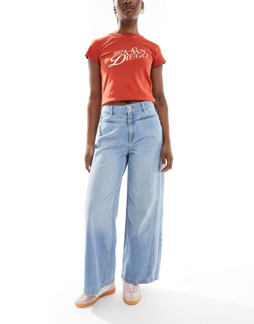 ASOS DESIGN - Verkürzte Jeans in Mittelblau mit weitem Bein und Vordertaschen ASOS DESIGN - Verkürzte Jeans in Mittelblau mit weitem Bein und Vordertaschen von ASOS DESIGN
