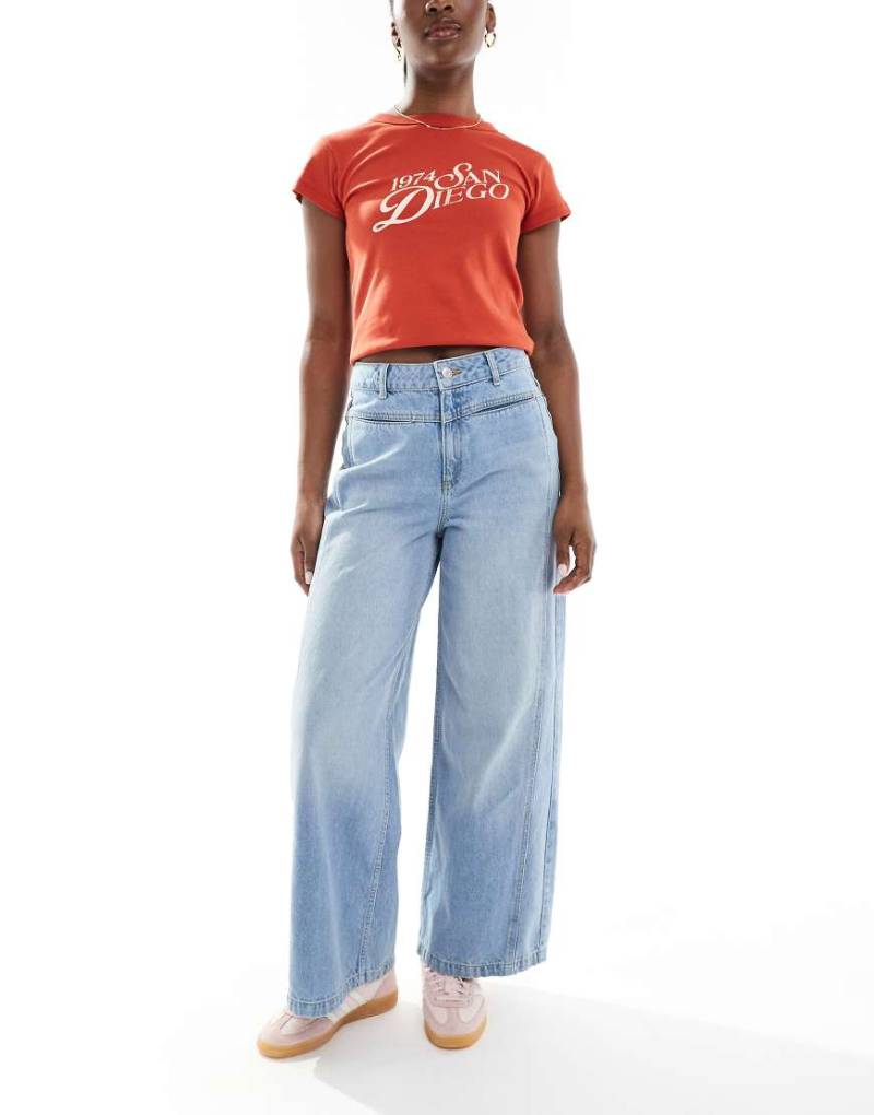 ASOS DESIGN - Verkürzte Jeans in Mittelblau mit weitem Bein und Vordertaschen von ASOS DESIGN