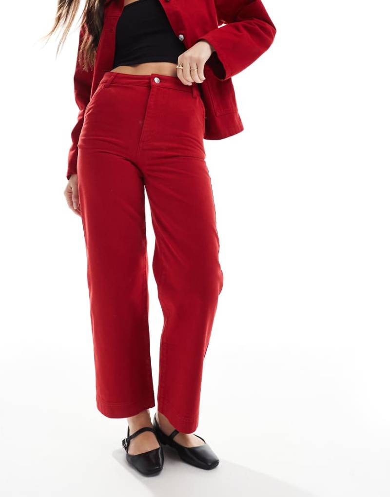 ASOS DESIGN - Verkürzte Jeans in Rot mit weitem Bein von ASOS DESIGN