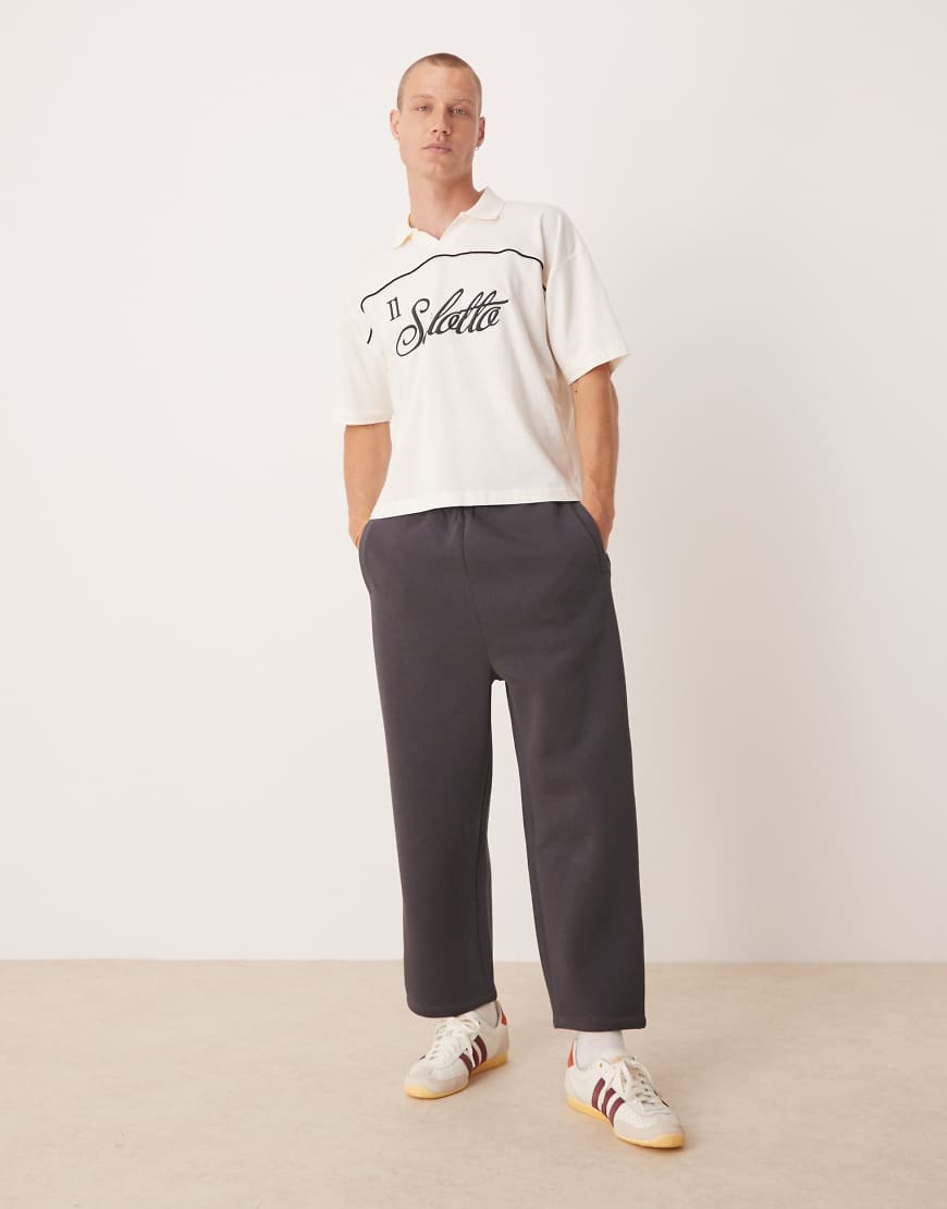 ASOS DESIGN - Verkürzte Jogginghose in Anthrazit mit weitem Bein-Grau von ASOS DESIGN