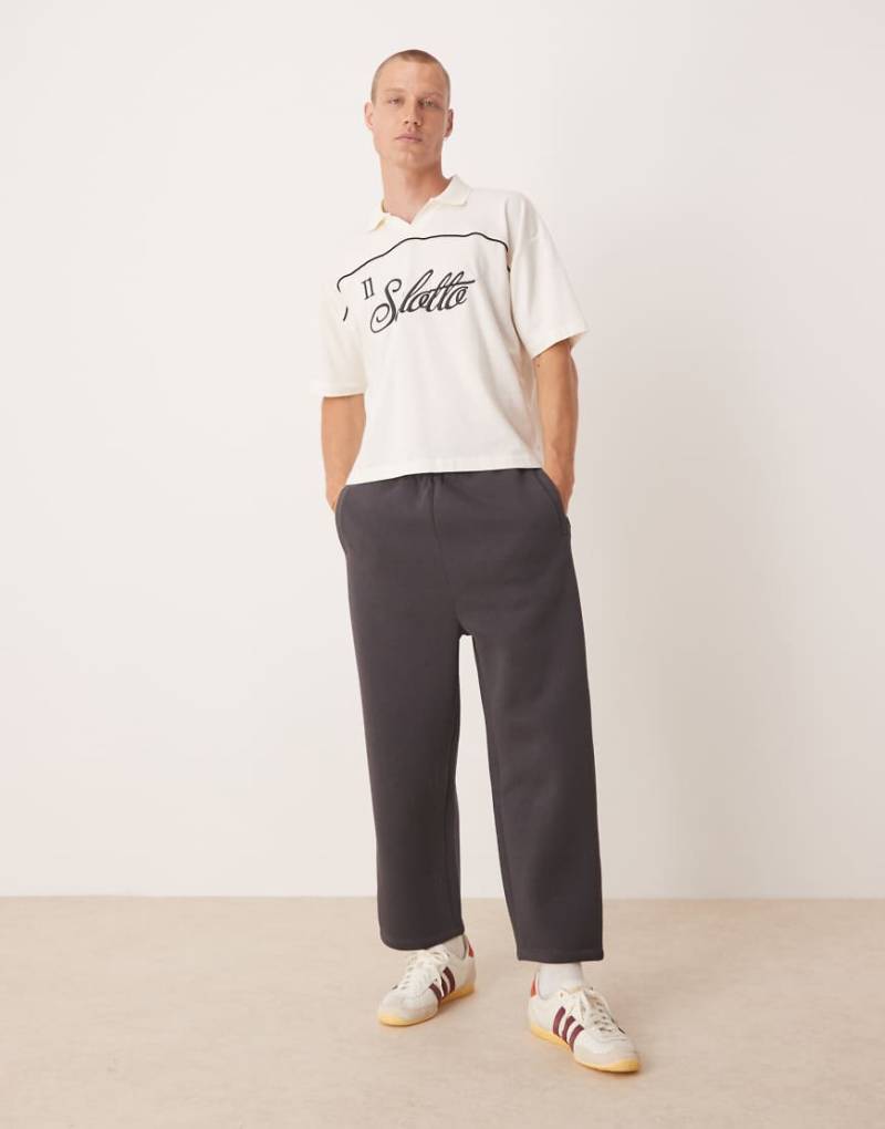 ASOS DESIGN - Verkürzte Jogginghose in Anthrazit mit weitem Bein-Grau von ASOS DESIGN