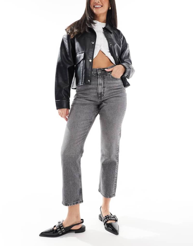 ASOS DESIGN - Verkürzte Straight Jeans in Grau mit mittelhohem Bund von ASOS DESIGN