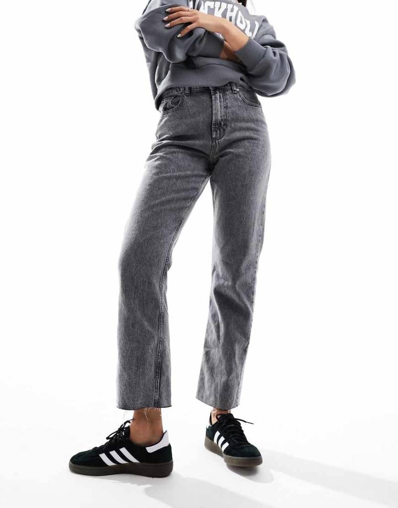 ASOS DESIGN - Verkürzte Straight Jeans in Hellgrau mit mittelhohem Bund von ASOS DESIGN