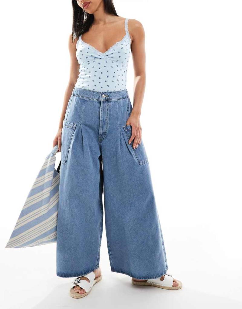 ASOS DESIGN - Cropped-Jeans mit weitem Bein und Taschen in mittlerer Waschung-Blau von ASOS DESIGN