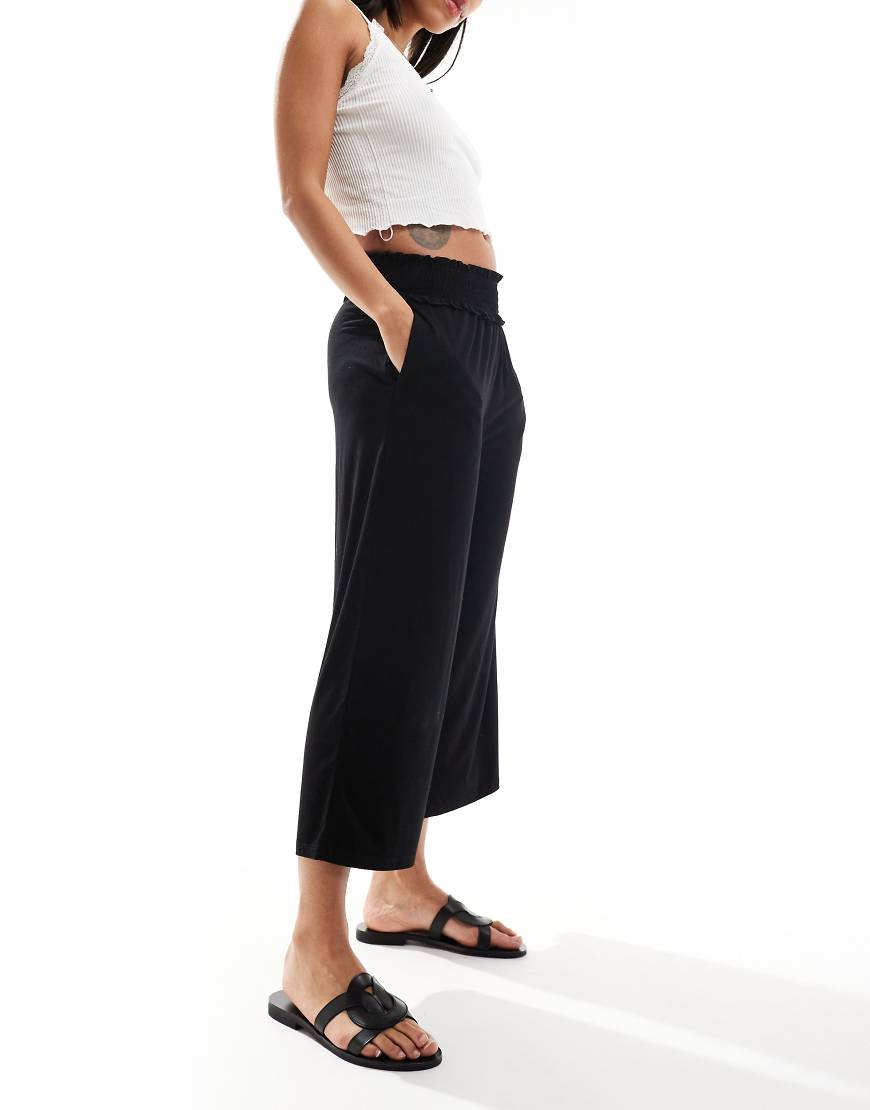 ASOS DESIGN - Verkürzter Hosenrock in Schwarz mit gesmoktem Bund von ASOS DESIGN
