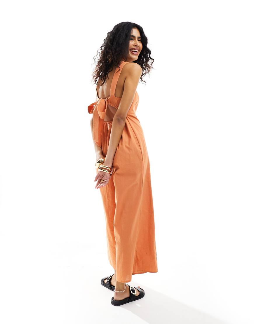 ASOS DESIGN - Verkürzter Leinen-Jumpsuit in Rostrot mit Bindeschleife am Rücken ASOS DESIGN - Verkürzter Leinen-Jumpsuit in Rostrot mit Bindeschleife am Rücken von ASOS DESIGN