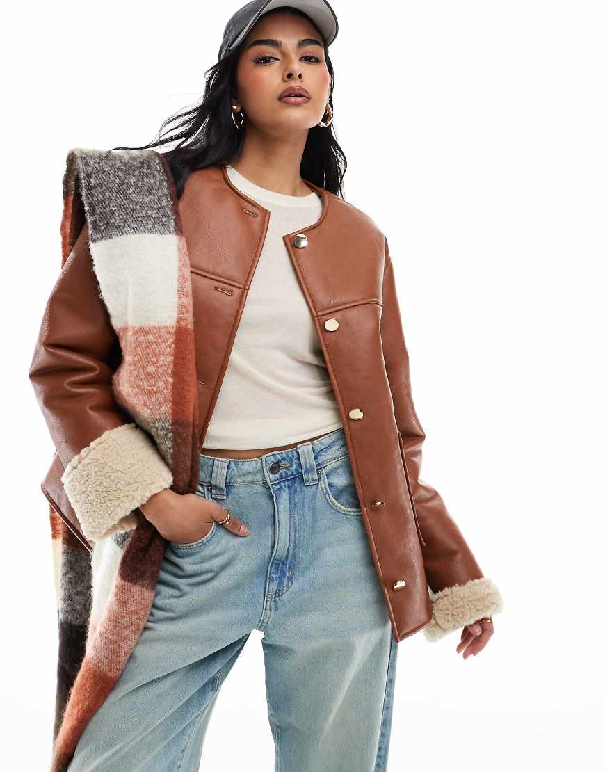 ASOS DESIGN - Verstärkte, kragenlose Jacke in Hellbraun mit Teddyfell von ASOS DESIGN
