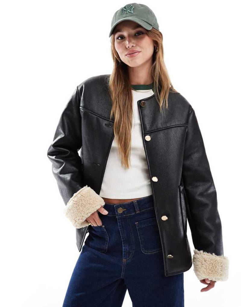 ASOS DESIGN - Verstärkte, kragenlose Jacke in Schwarz mit Teddyfell von ASOS DESIGN