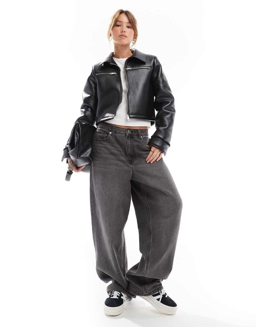 ASOS DESIGN - Verstärkte Harrington-Jacke in schwarzer Lederoptik mit Teddyfellbesatz von ASOS DESIGN