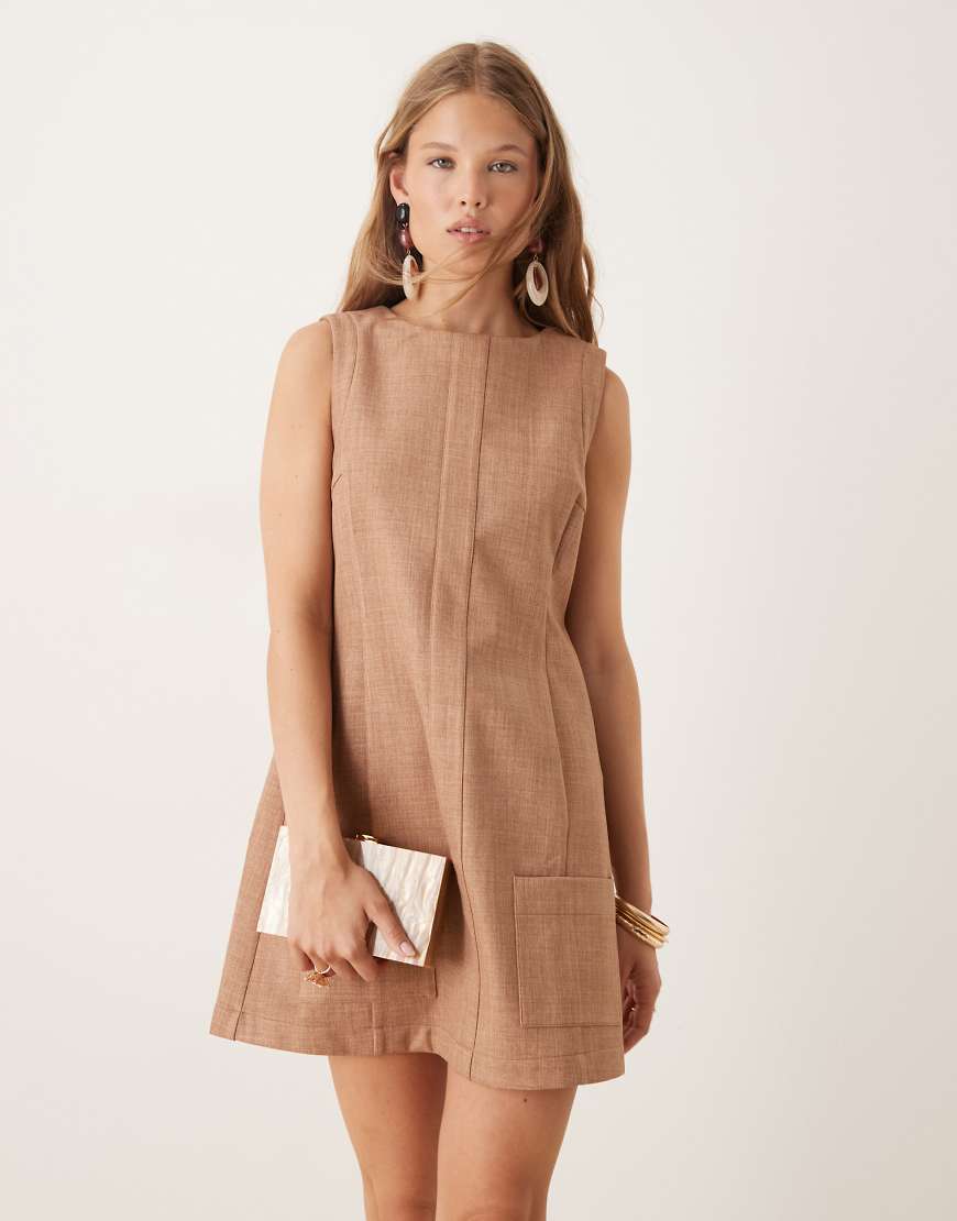 ASOS DESIGN - Verstärktes Mini-Etuikleid in Kamelbeige mit Taschendetail-Neutral ASOS DESIGN - Verstärktes Mini-Etuikleid in Kamelbeige mit Taschendetail-Neutral von ASOS DESIGN