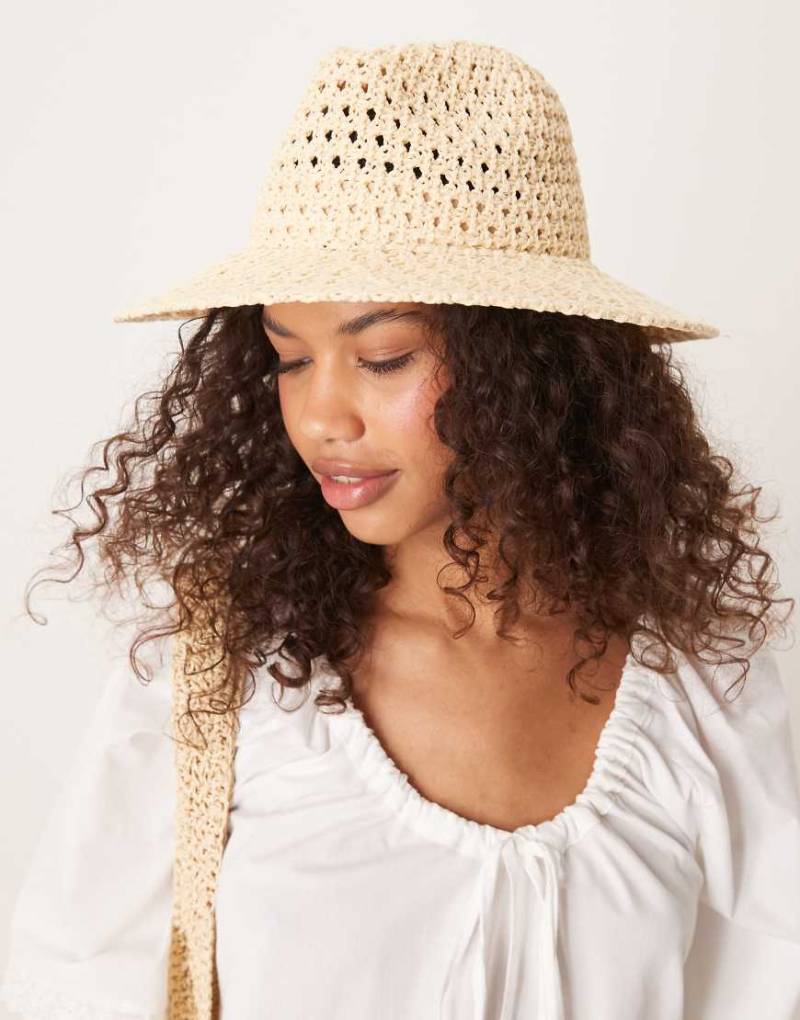 ASOS DESIGN - Verstaubarer Fedora-Hut aus Häkelstrick in Neutral ASOS DESIGN - Verstaubarer Fedora-Hut aus Häkelstrick in Neutral von ASOS DESIGN
