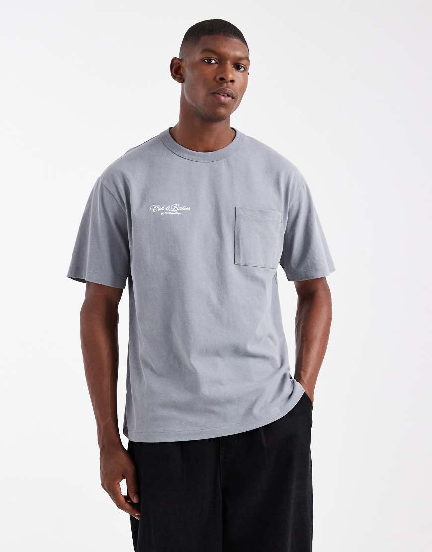 ASOS DESIGN - Verwaschenes Relaxed-Fit-T-Shirt in Grau mit Tasche und Brust-Stickerei von ASOS DESIGN