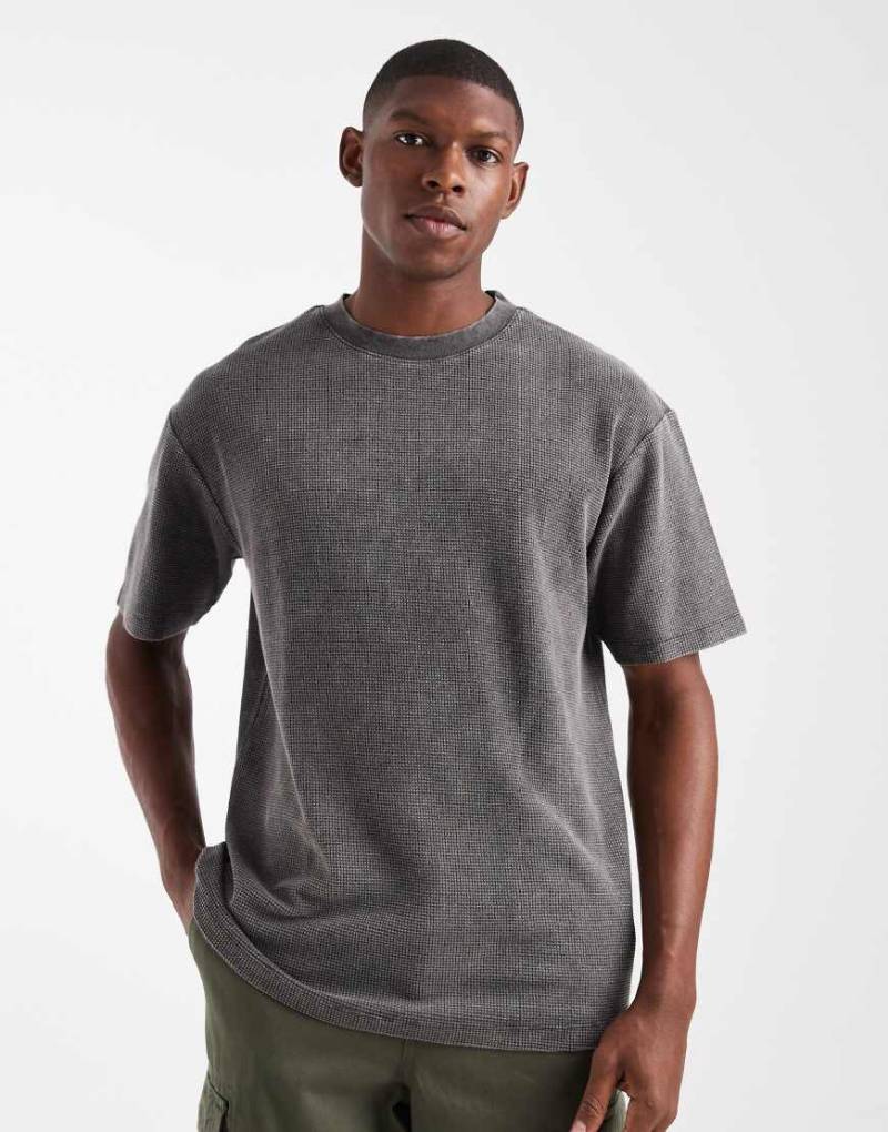 ASOS DESIGN - Verwaschenes Relaxed Fit T-Shirt in Schwarz mit Waffelstruktur von ASOS DESIGN