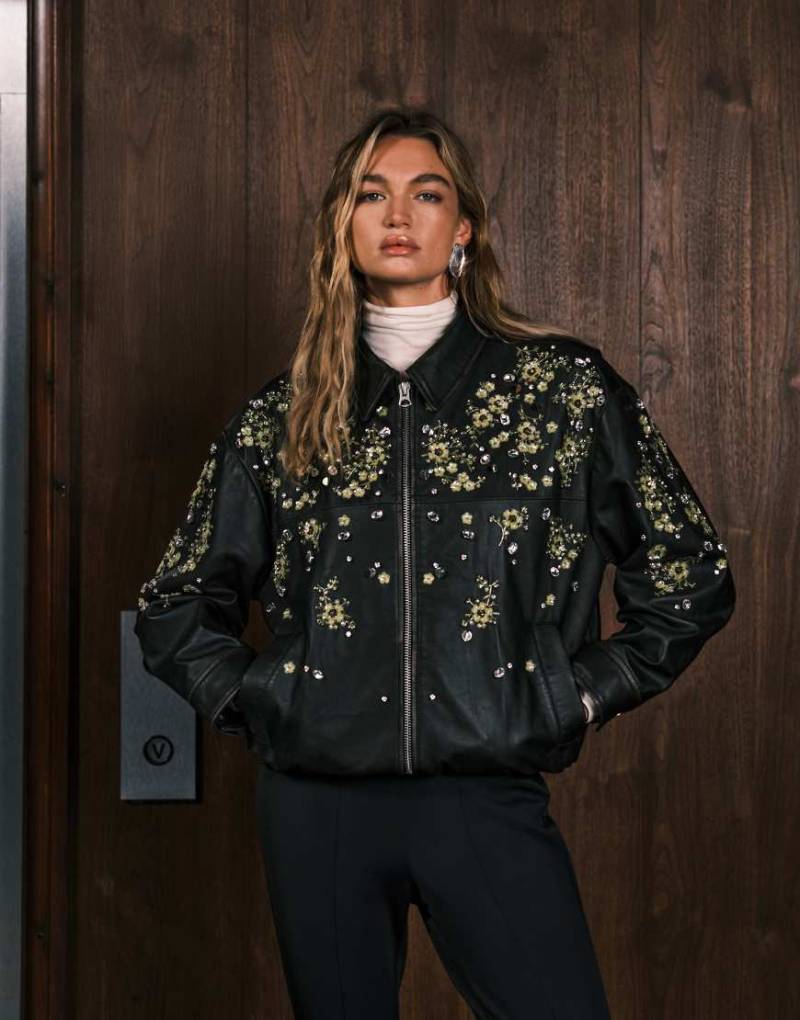 ASOS DESIGN - Verzierte Bomberjacke aus Leder in Schwarz von ASOS DESIGN